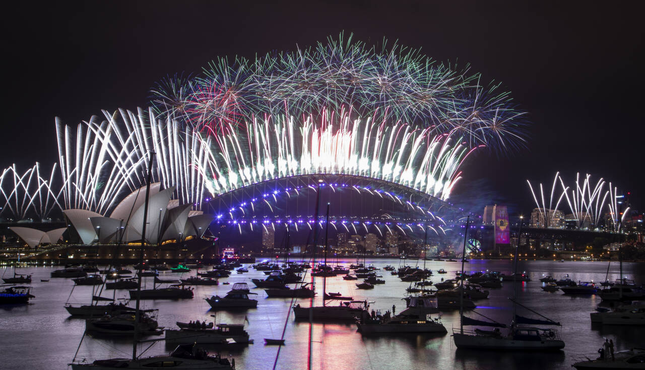 Fyrverkeriet over havna i Sydney da Australia gikk inn i 2021. Sydney var som en spøkelsesby der folk holdt seg hjemme for å feire nyttår med sine nærmeste. Foto: Mark Baker/AP/NTB