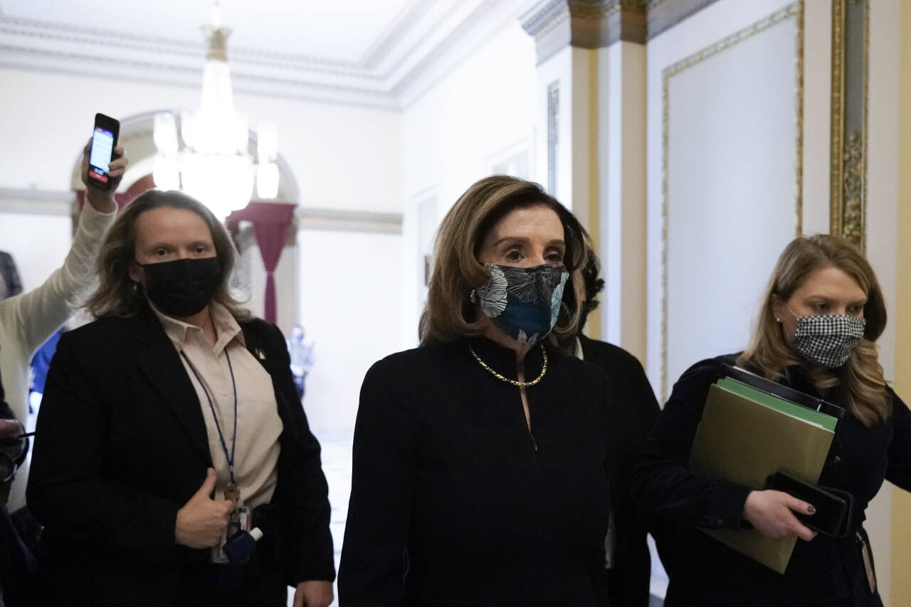 Speaker i Representantenes hus Nancy Pelosi på vei tilbake til sitt kontor etter å ha innledet debatten om riksrett. Foto: J. Scott Applewhite / AP / NTB