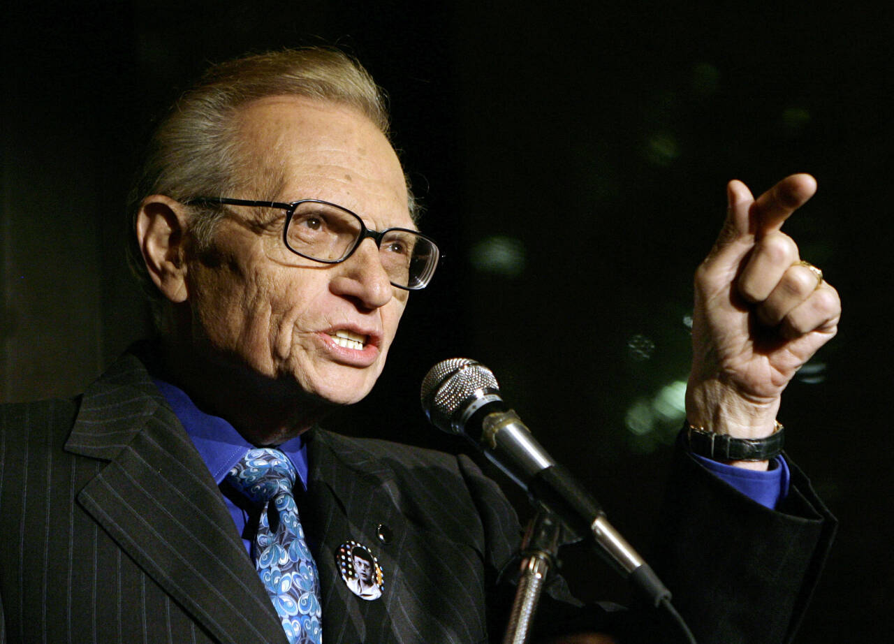 Den kjente programlederen Larry King døde lørdag. Foto: Stuart Ramson / AP / NTB