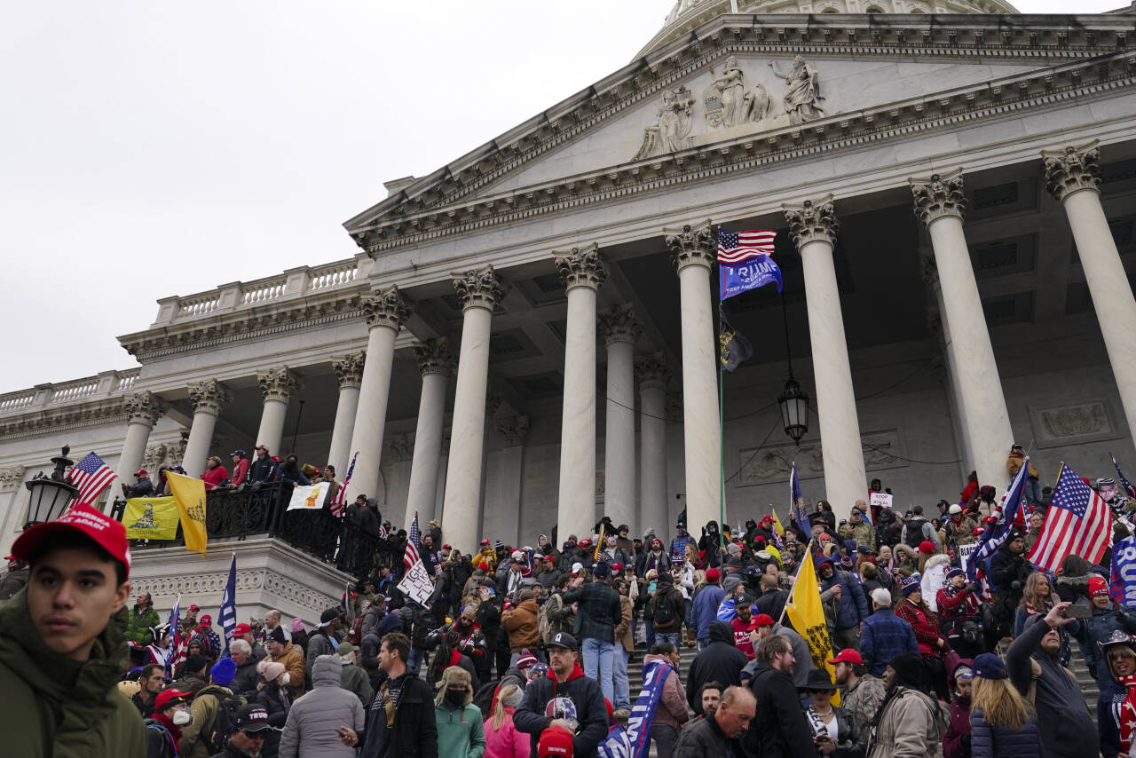 Demonstranter utenfor kongressbygningen i Washington. Foto: John Minchillo/AP/NTB