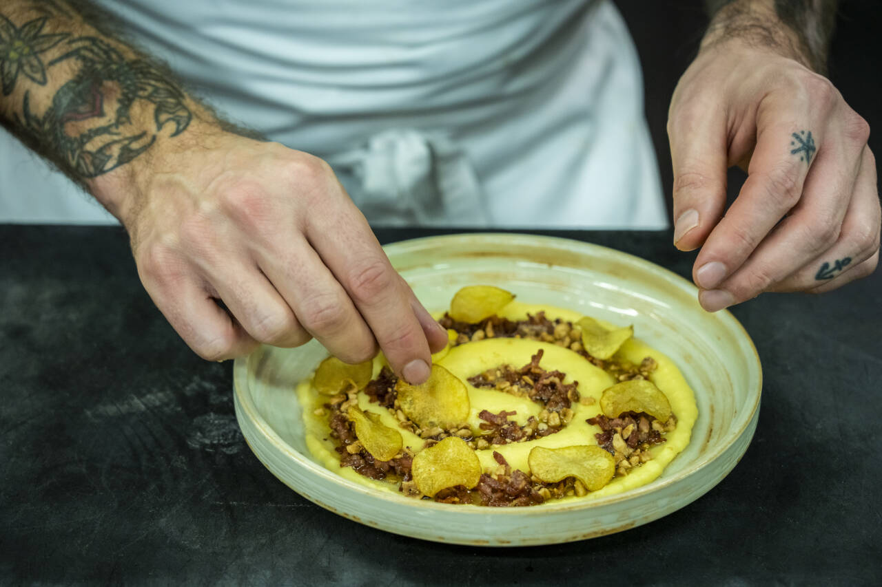 FET SJANSE: Potetpuré med parmesan, potetchips, sprø bacon og hasselnøttsmør er nydelig, men ikke hverdagskost. Foto: Ole Berg-Rusten / NTB