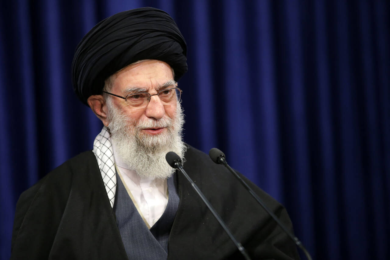 Irans øverste leder, ayatolla Ali Khamenei, truer med hevn mot USAs tidligere president Donald Trump for likvideringen av den iranske generalen Qasem Soleimani i fjor. Foto: AP / NTB