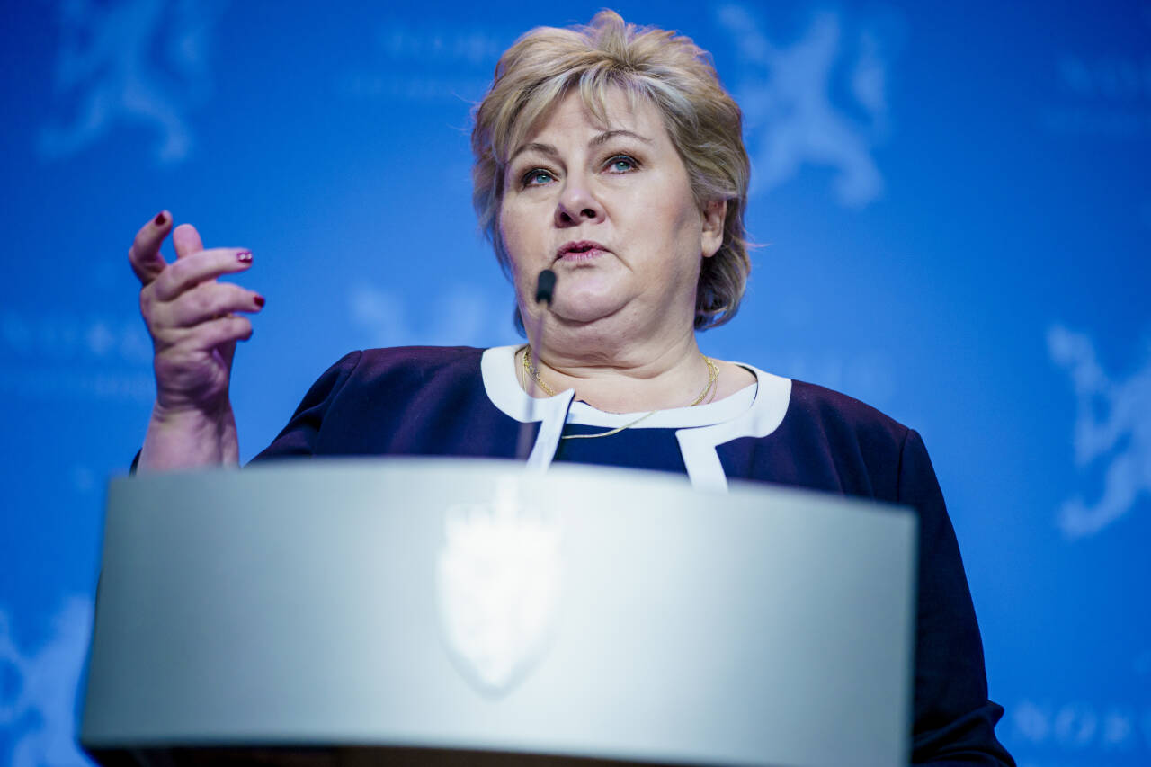 Statsminister Erna Solberg sier det ikke er naturlig å etablere en kompensasjonsordning for luftfarten uten å avvikle andre støtteordninger regjeringen har etablert på grunn av pandemien. Foto: Stian Lysberg Solum / NTB