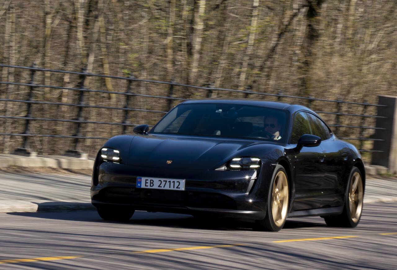 OVER 20.000: Porsche melder at de leverte mer enn 20.000 eksemplarer av elbilen Taycan i fjor. Foto: Fredrik Hagen / NTB