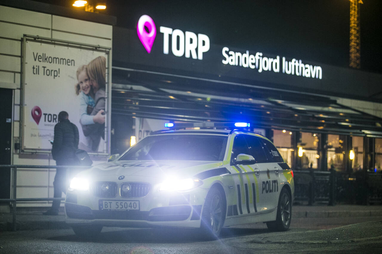 Ved Torp flyplass i Sandefjord har politiet avdekket flere forsøk på å komme inn i Norge med falske koronatester. Foto: Trond Reidar Teigen / NTB