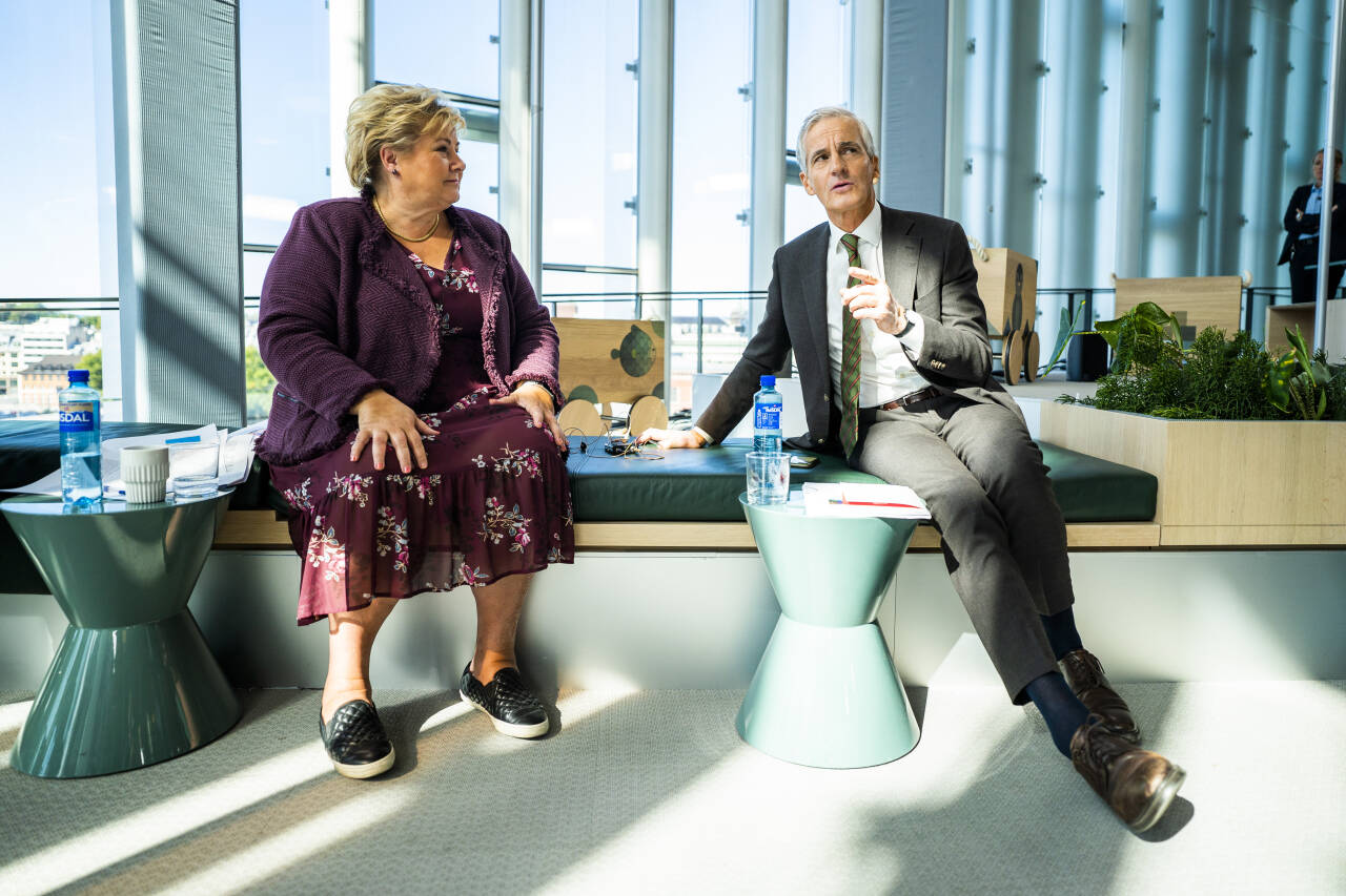 Statsminister Erna Solberg (H) sammen med Arbeiderpartiets leder Jonas Gahr Støre, her på Deichman Bjørvika. Foto: Håkon Mosvold Larsen / NTB