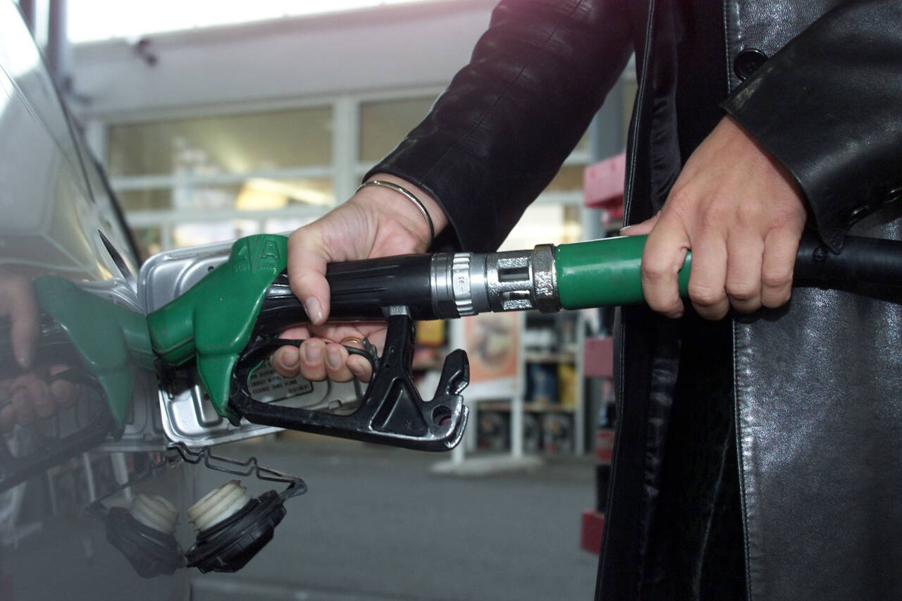 Pumpeprisen kan øke med over 4 kroner etter moms hvis CO2-avgiften økes til 2.000 kroner per tonn, viser beregninger som bilorganisasjoner har gjort. Foto: Lise Åserud / NTB
