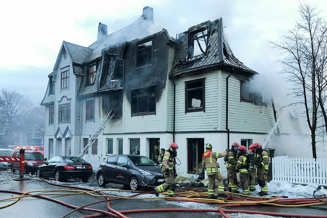 Det oppsto brann i en bygård på Aspøya i Ålesund natt til lørdag. To beboere er fortsatt savnet etter brannen. Foto: Øystein Silde Frønsdal / Sunnmørsposten / NTB