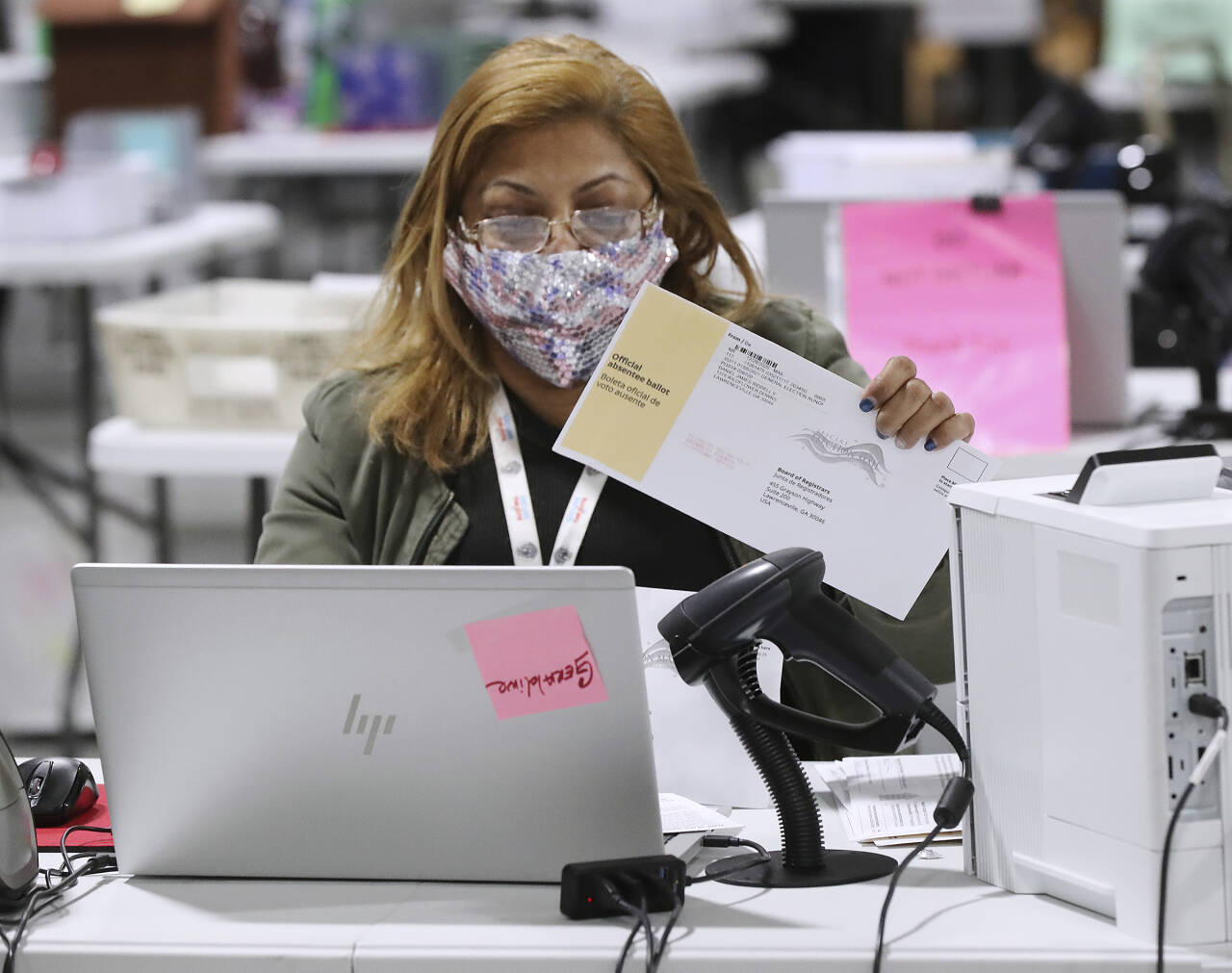 Valgmedarbeidere registrerer, sorterer og kontrollerer signaturer på forhåndsstemmer. Foto: Curtis Compton / Atlanta Journal-Constitution via AP / NTB