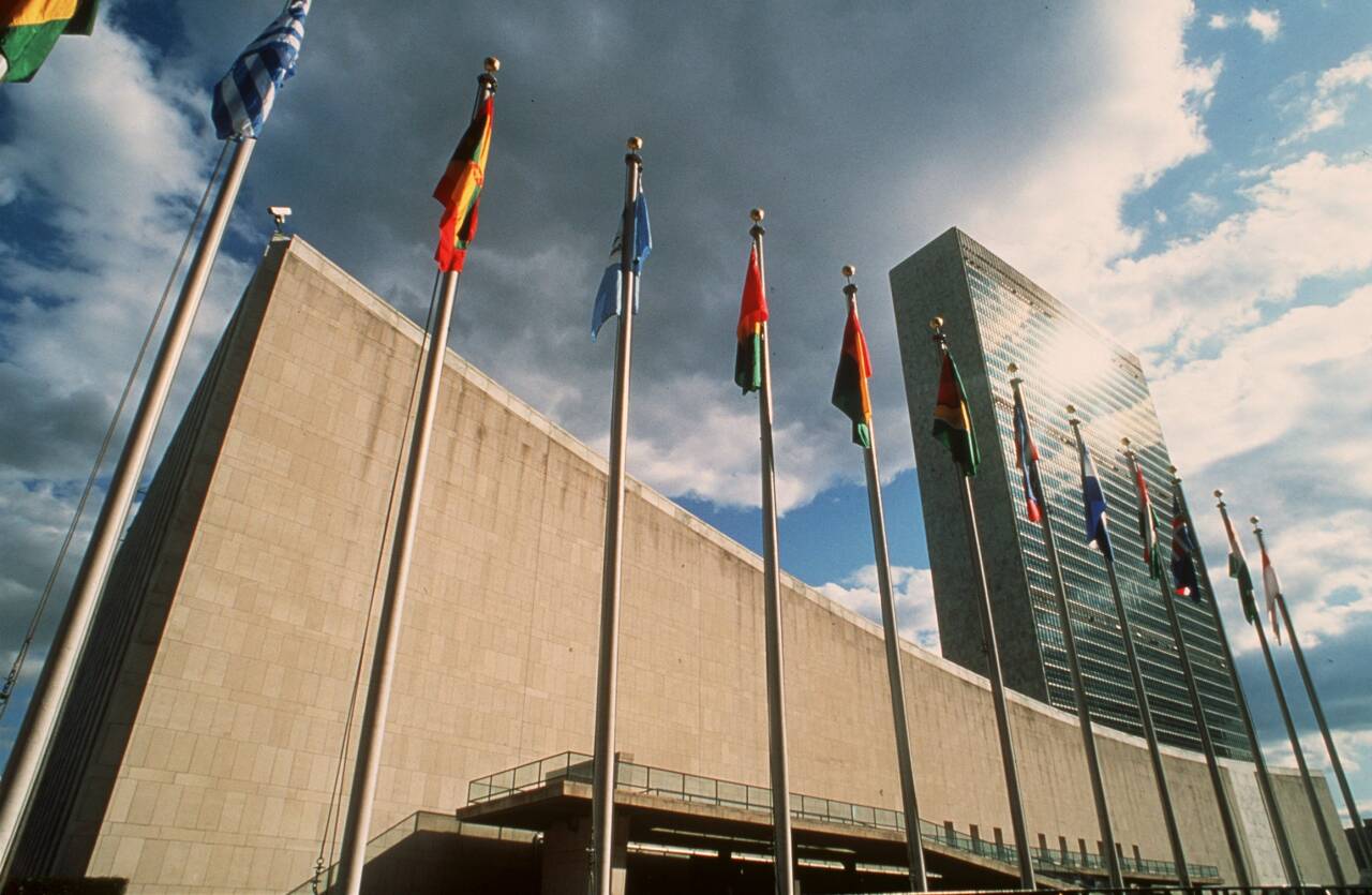 Mandag skal det norske flagget heises foran FN-bygningen i New York. Fra nyttår tok Norge sete i FNs sikkerhetsråd. Foto: Pressens Bild / NTB