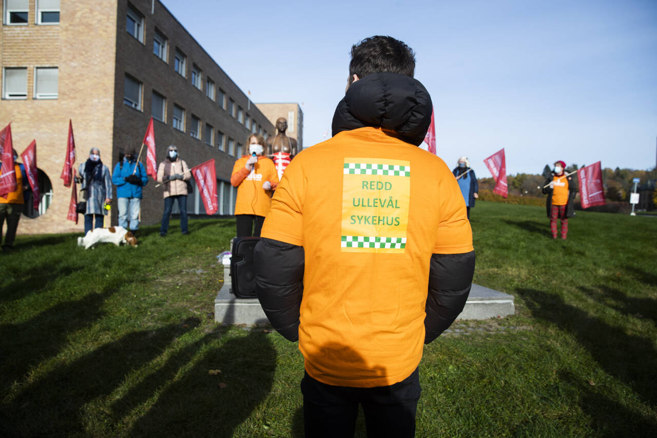 Rødt-leder Bjørnar Moxnes (med ryggen til) med ei T-skjorte fra «Redd Ullevål sykehus» under en markering ved Rikshospitalet i oktober i fjor. Gruppa blir en del av «Alternativ til helseforetaksmodellen». Foto: Berit Roald / NTB