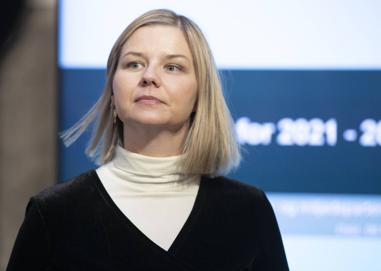 Kunnskapsminister Guri Melby (V) sier det fortsatt er åpent hvordan smitteverntiltakene blir i skolene neste uke. Hun ber skolene forberede seg på alle utfall. Foto: Berit Roald / NTB