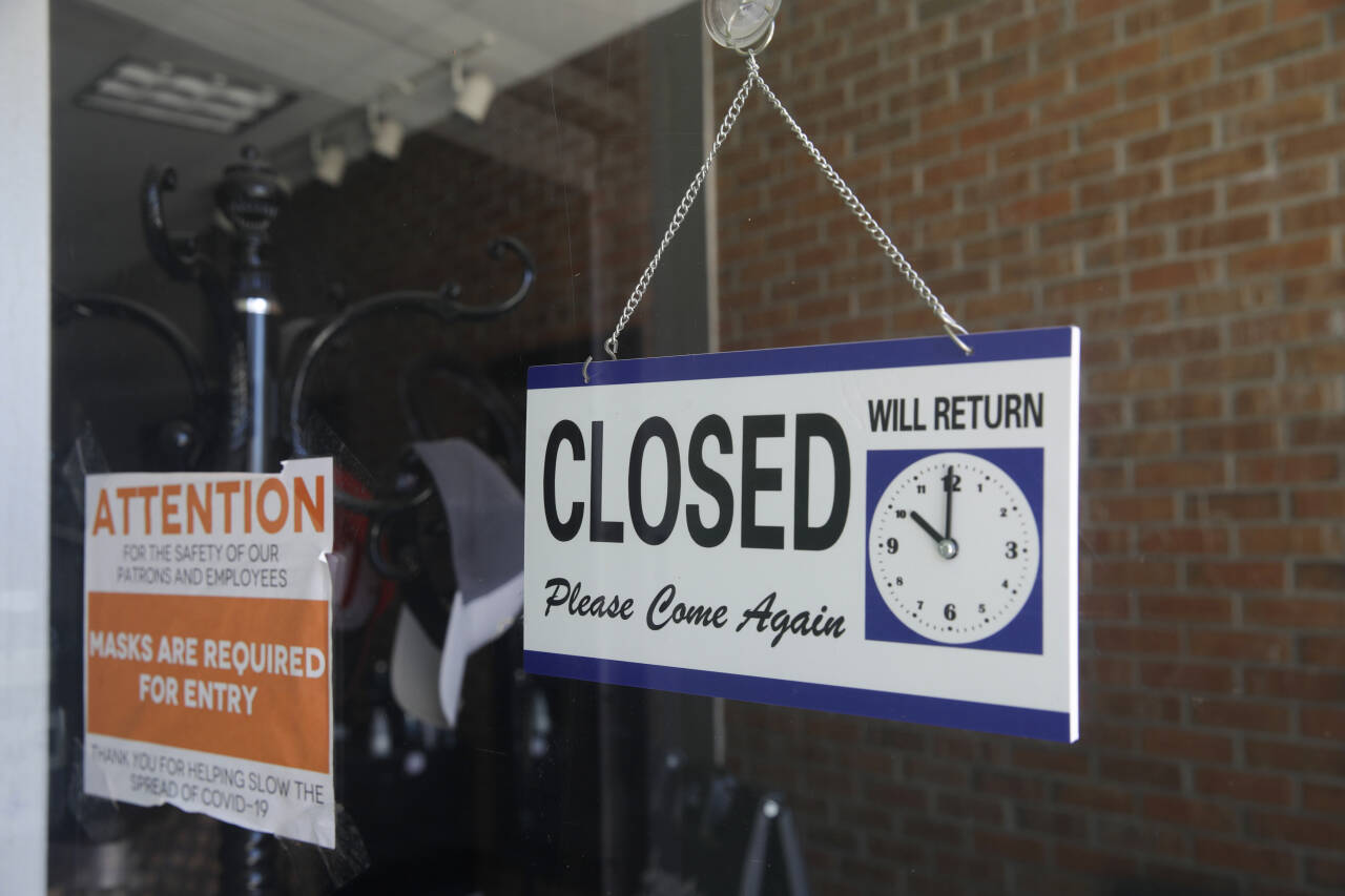 En stengt frisørsalong i Burbank i California. Over 250 millioner arbeidsplasser er gått tapt på grunn av koronaviruset, sier ILO. Foto: Marcio Jose Sanchez / AP/ NTB