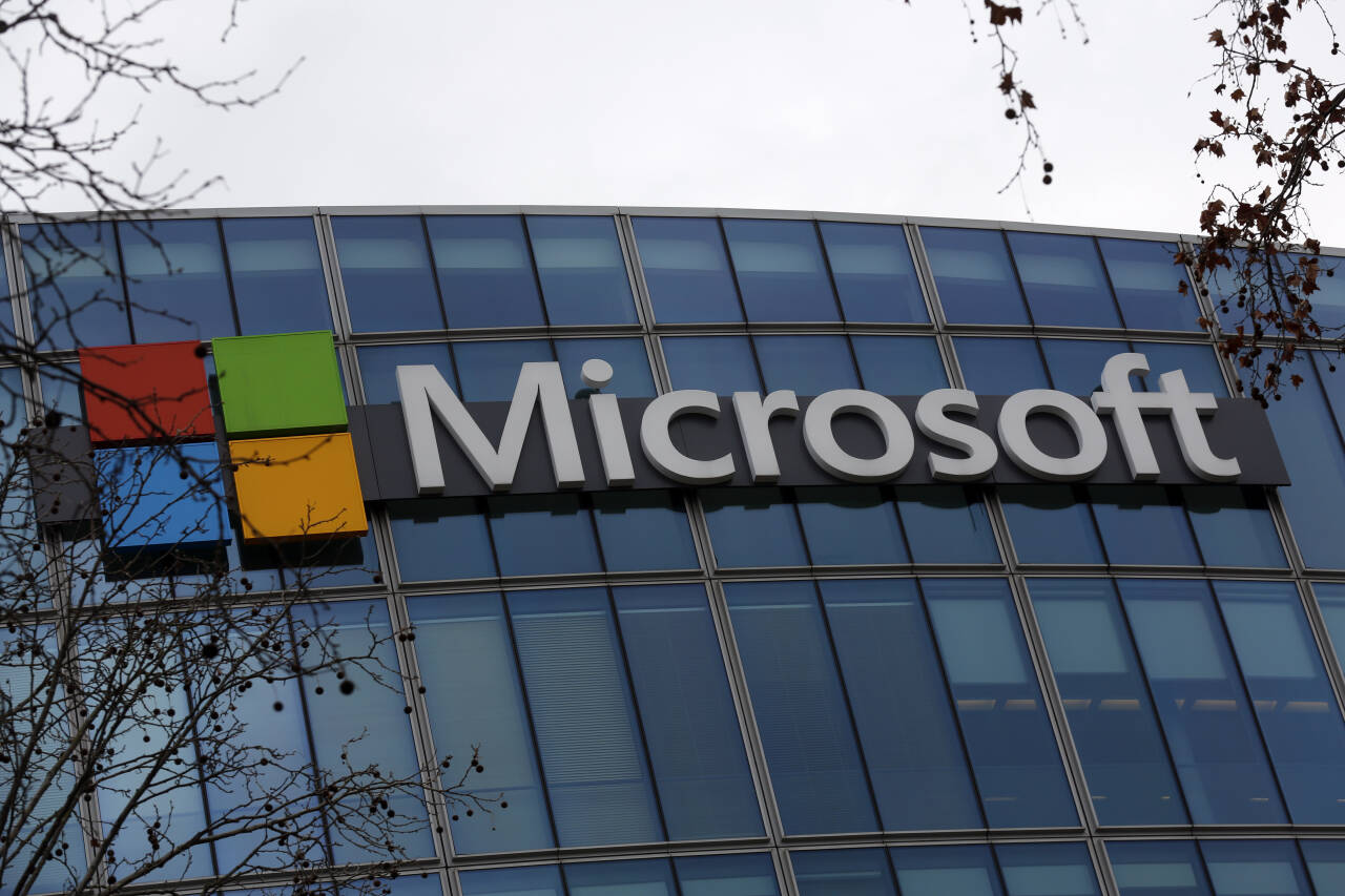 IT-giganten Microsoft kan vise til et sterkt kvartalsresultat som følge av at flere jobber, leker og er sosiale hjemmefra via selskapets teknologi. Arkivfoto: Thibault Camus / AP / NTB