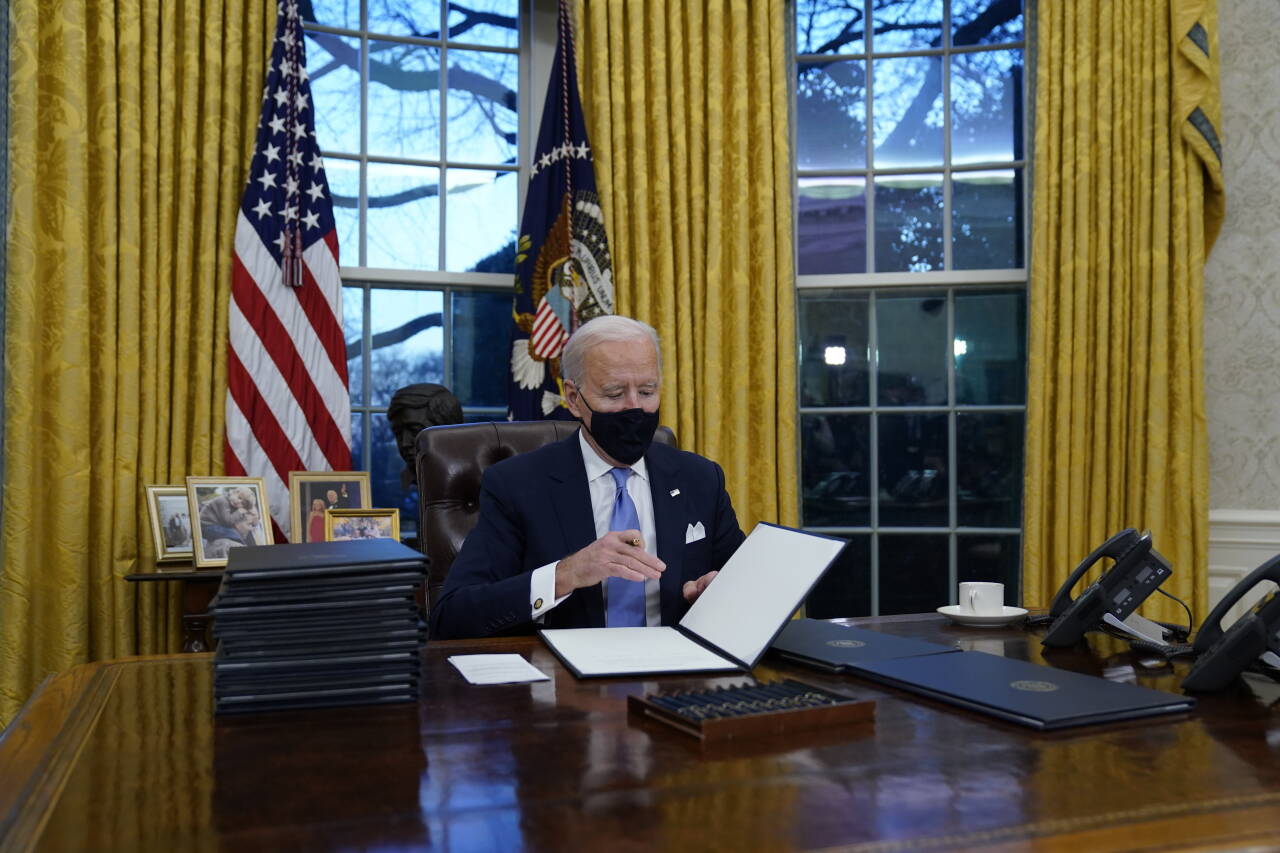 USAs president Joe Biden undertegnet onsdag en presidentordre om at USA igjen skal slutte seg til Parisavtalen. Foto: Evan Vucci / AP / NTB