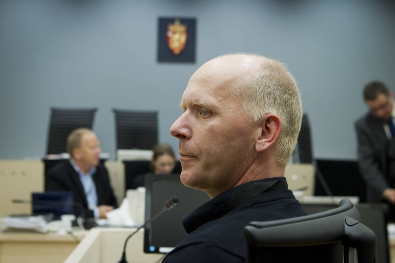 Oddvar Hansen vitner i rettssaken om minnestedet på Utøyakaia torsdag. Bildet er fra da han vitnet i straffesaken mot 22. juli-terroristen i mai 2012. Foto: Heiko Junge / NTB