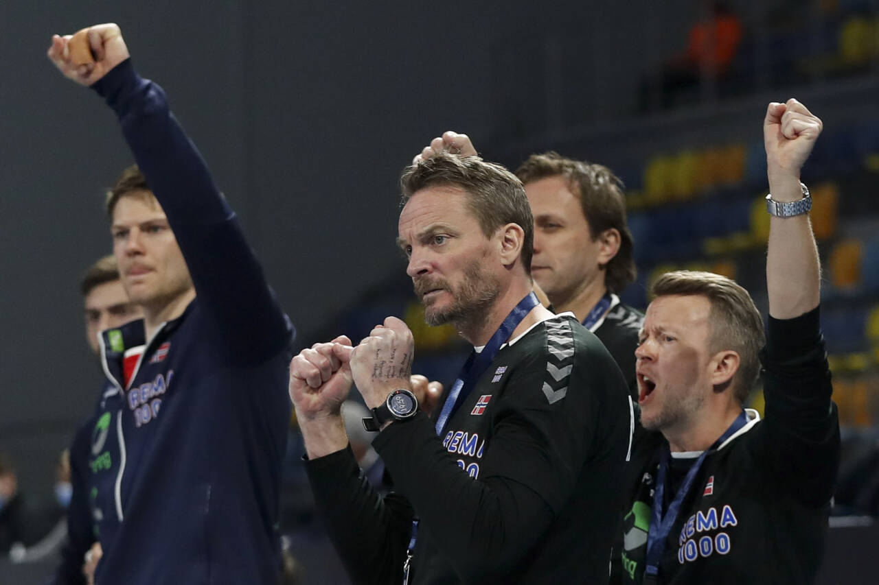 Christian Berge og Norge kom seg til kvartfinale i VM foran TV-skjermen. Foto: Petr David Josek / Pool / NTB
