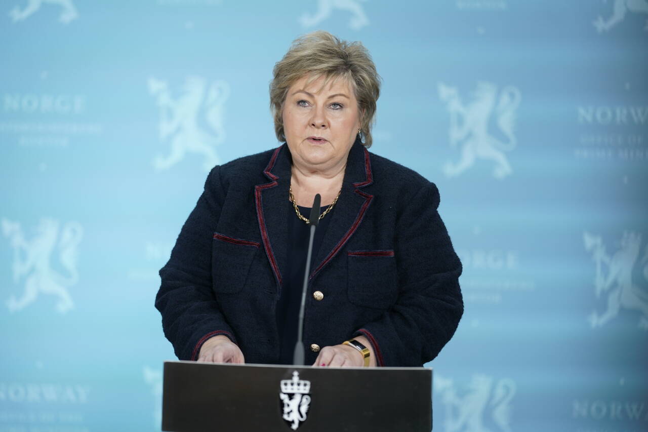 Statsminister Erna Solberg (H) og regjeringen kunngjorde søndag kveld en rekke inngripende tiltak som tar sikte på å hindre en ny smittebølge i Norge. Foto: Fredrik Hagen / NTB