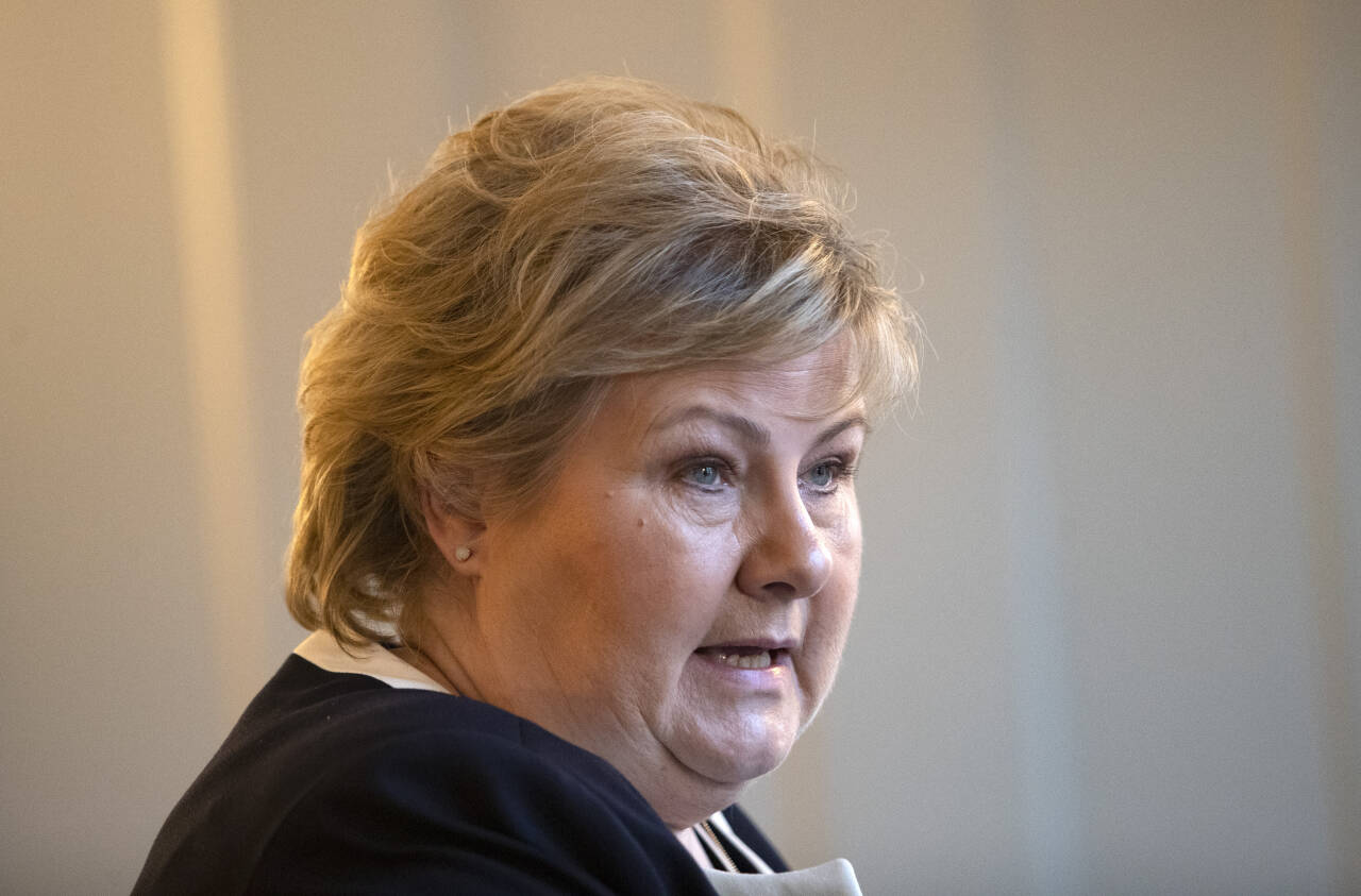 Statsminister Erna Solberg (H) sier regjeringen jobber med forslag til endringer i permitteringsreglene og andre kompensasjonsordninger. Foto: Terje Bendiksby / NTB