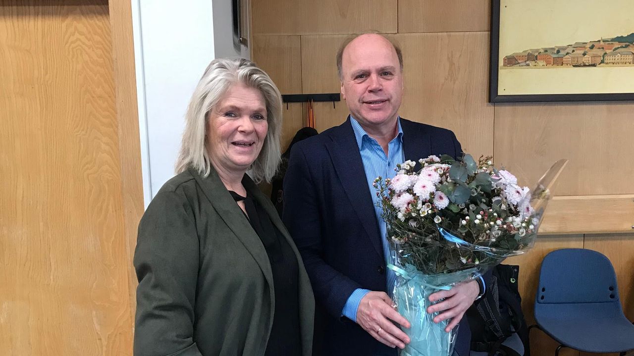 Varaordfører i Kristiansund kommune, Berit Frey, overrekker blomster til Helge Hegerberg. Foto: Kristiansund kommune