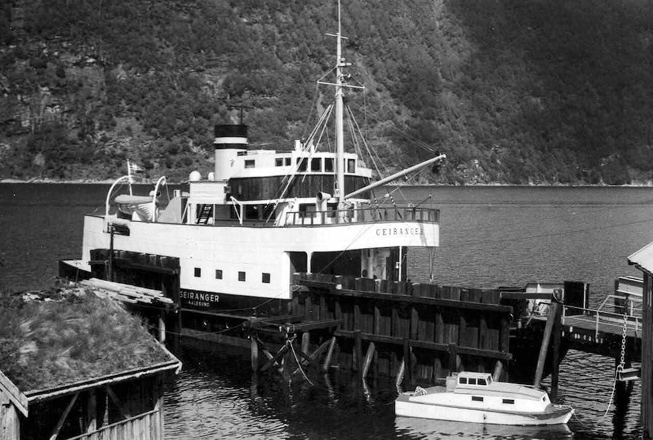 I 1961 ble det opprettet ferjerute fra Kristiansund til Engdal i Vinjefjorden. Herfra var det bussrute over Hemnekjølen til Trondheim. Turistferja «Geiranger» var en av ferjene som ble benyttet i ruten. Her ligger den ved Engdal ferjekai. Ukjent fotograf.