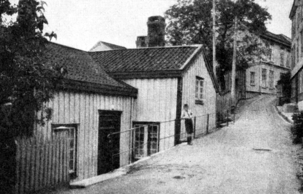 Nergata 22 på Nordlandet har en interessant historie. Her er artikkelforfatterens far, Idar Iversen, avbildet foran sine besteforeldres hus i Nergata på slutten av 1920-tallet. Bilde fra Kristiansunds historie.