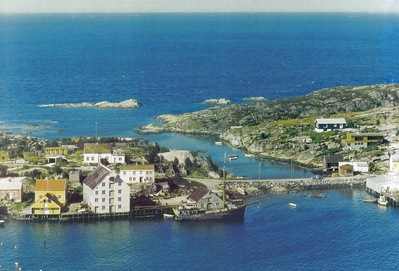 Steinfylling mellom Meløya og Skorpa på 1950-tallet. Bilde fra www.1881.no.
