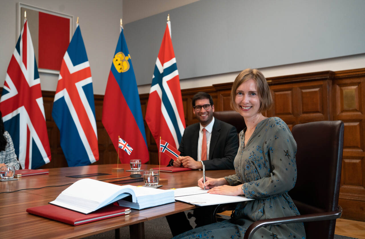 Frihandelsavtalen med Storbritannia ble undertegnet av viseminister Ranil Jayawardena for internasjonal handel, som representerte Storbritannia, og næringsminister Iselin Nybø (V). Foto: Det britiske departementet for internasjonal handel / NTB