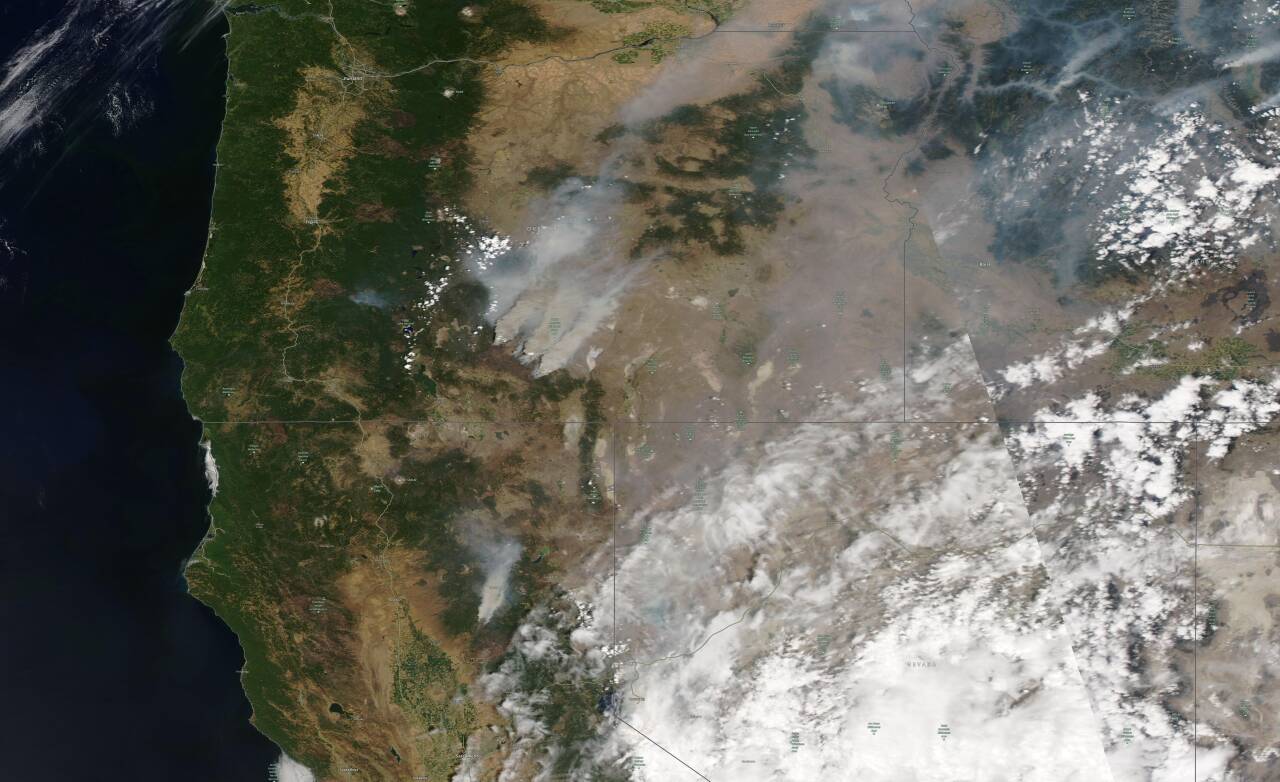 Siden 2019 har det vært «en usedvanlig stor økning» i klimarelaterte katastrofer, som flom og skogbranner, påpeker en gruppe forskere. På satellittbildet ses skogbrannene i Oregon, Idaho, og Nord-California. Foto: Satellite image ©2021 Maxar Technologies via AP / NTB