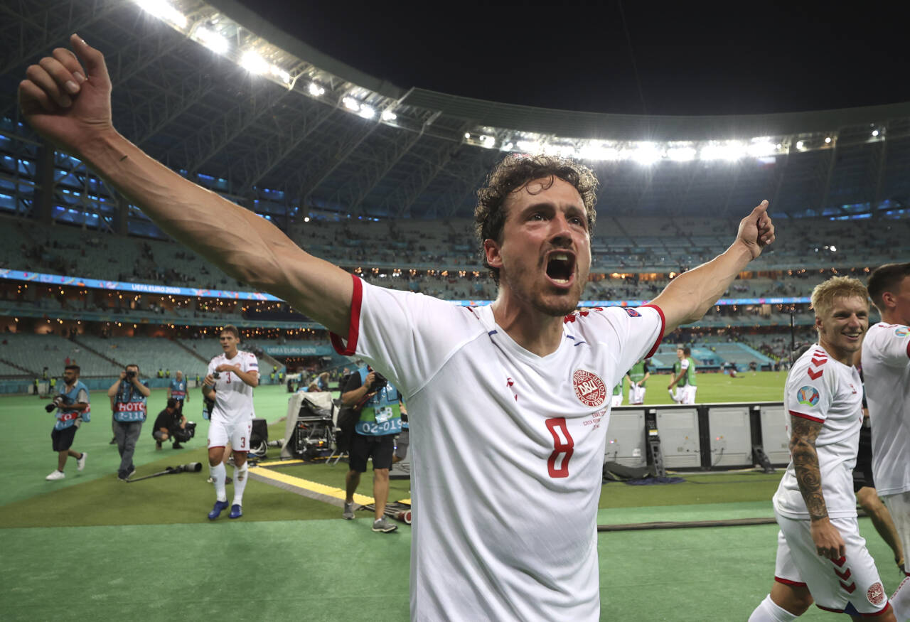 Thomas Delaney slipper jubelen løs etter at Danmark sikret semifinalebilletten i fotball-EM. Han ga danskene en tidlig ledelse i 2-1-seieren over Tsjekkia. Foto: Naomi Baker / AP / NTB