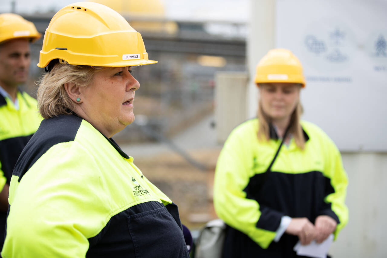 Statsminister Erna Solberg (H) sneide innom Yaras gigantanlegg på Herøya på valgkampturneen fredag for en oppdatering om pilotprosjektet med å produsere grønn ammoniakk. I bakgrunnen står Høyres førstekandidat i Vestfold og Telemark Mahmoud Farahmand og olje- og energiminister Tina Bru (H). Foto: Hanna Johre / NTB