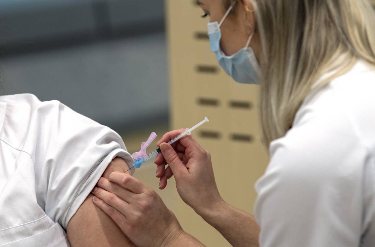 Nå har 80 prosent av den norske befolkningen over 18 år fått første vaksinedose. Nesten 41 prosent er fullvaksinerte. Foto: Marit Hommedal / NTB