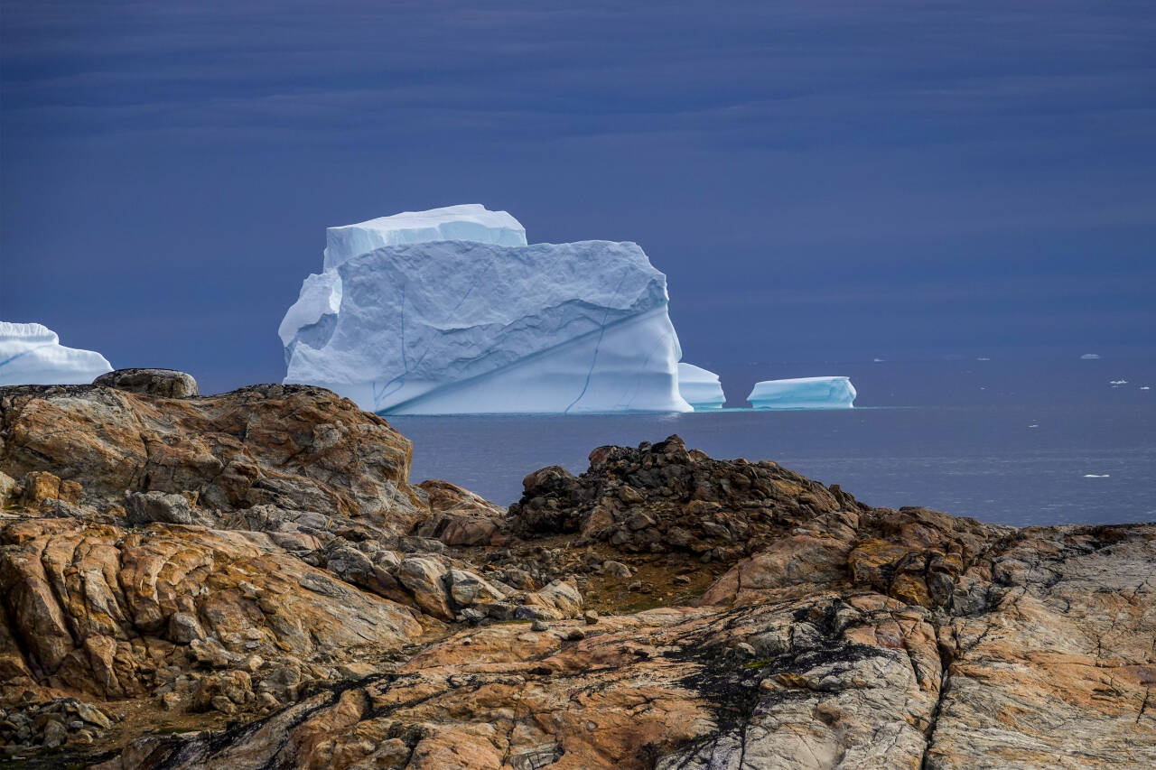 De siste dagene har det smeltet svært mye is på Grønland. Her ses et drivende isfjell i Sermilikfjorden på Øst-Grønland i 2018. Arkivfoto: Heiko Junge / NTB