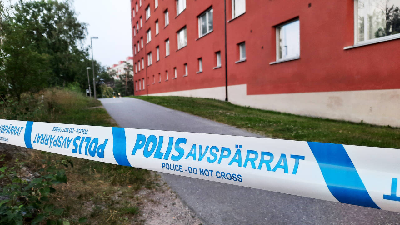 Politikere i Sverige reagerer sterkt etter skyteepisoden i Flemingsberg, sør i Stockholm, der to små barn ble såret. Foto: Johan Jeppsson /TT / NTB