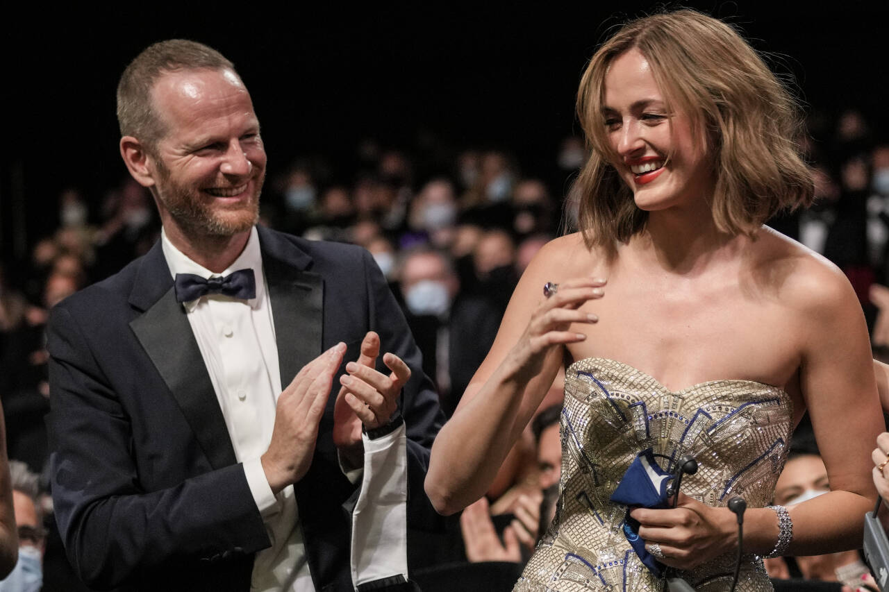 Filmregissør Joachim Trier gir sin applaus da hovedrolleinnehaver Renate Reinsve i filmen «Verdens verste menneske» blir utropt som vinner av prisen for beste kvinnelige skuespiller på filmfestivalen i Cannes lørdag kveld. Foto: Vadim Ghirda / AP/ NTB