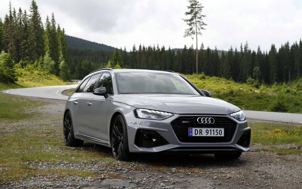 OPPGRADERT: Audi RS4 har nettopp fått en oppgradering. Fronten har noen nye luftinntak, i tillegg har motoren fått lavere utslipp uten at det har gått utover prestasjonene. Foto: Morten Abrahamsen / NTB