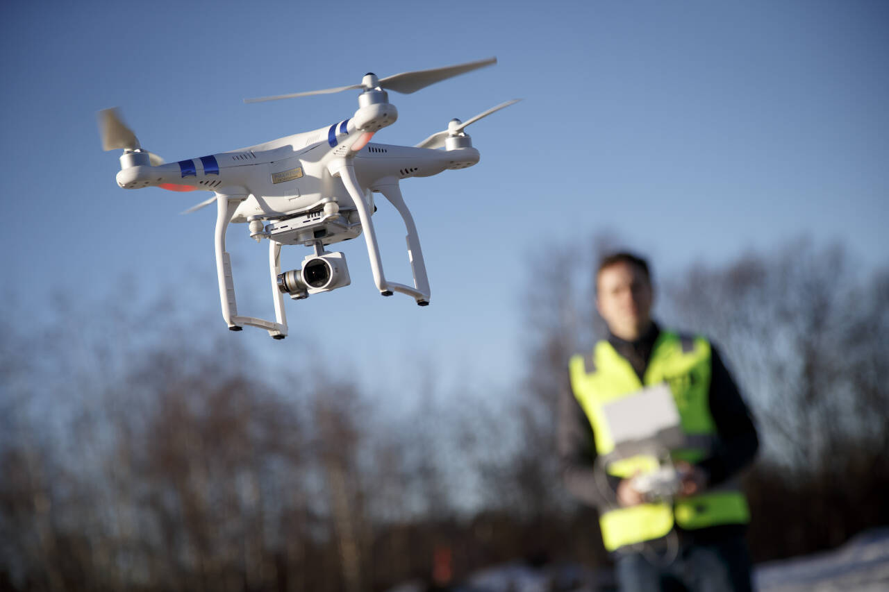 Siden Luftfartstilsynet innførte «drone-førerkortet» ved nyttår, har 11.000 nordmenn tatt det.Foto: Heiko Junge / NTB