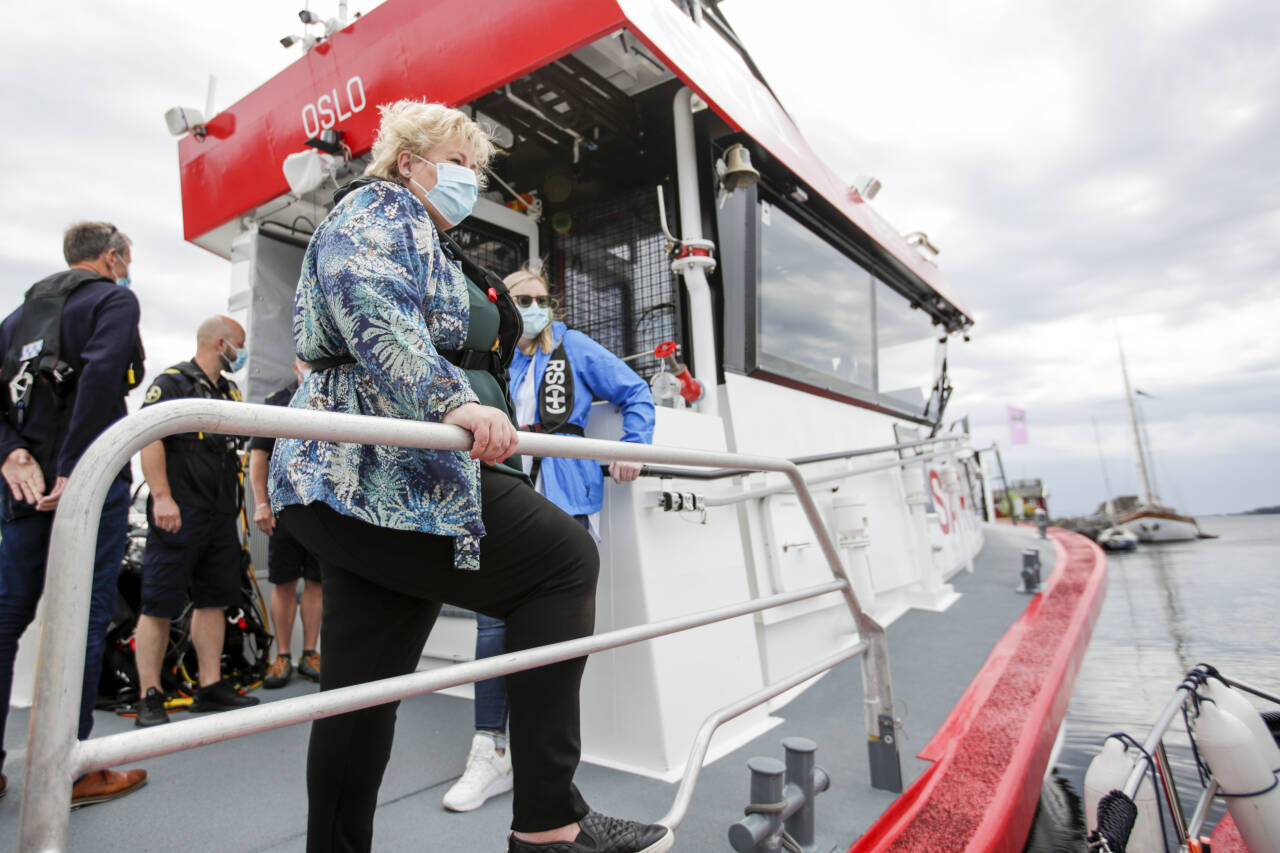 Statsminister Erna Solberg (H) oppfordrer båtfolket til å bli flinkere til å ta forholdsregler. Så langt i år har 39 personer dødd i drukningsulykker. Foto: Hanna Johre / NTB