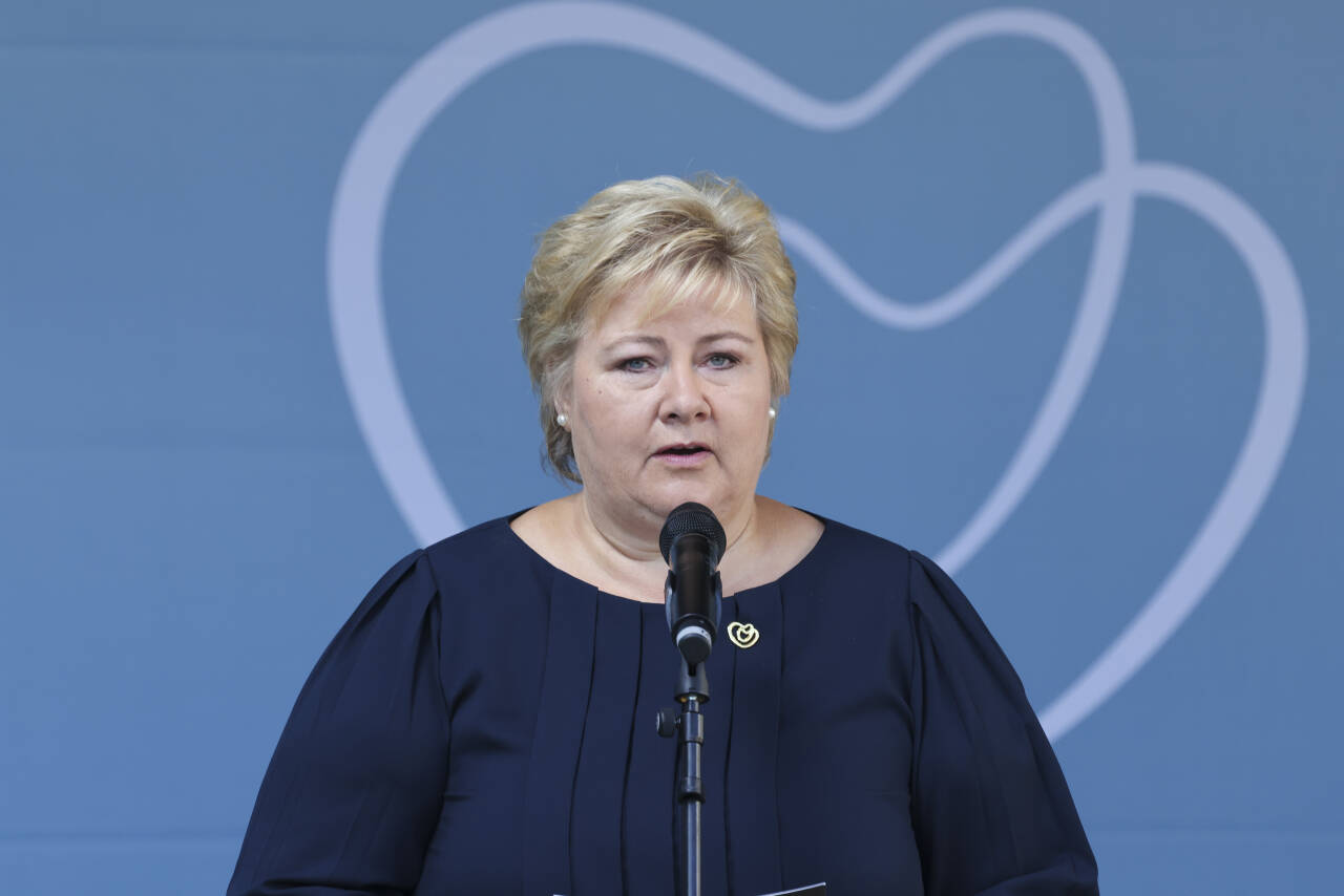 – I et demokrati skal vi leve side om side i et uenighetsfellesskap. Det kommer vi blant annet til å merke i ukene fram til stortingsvalget i september, sa statsminister Erna Solberg i minnemarkeringen i Regjeringskvartalet, ti år etter terrorangrepet 22. Juli 2011. Foto: Geir Olsen / NTB