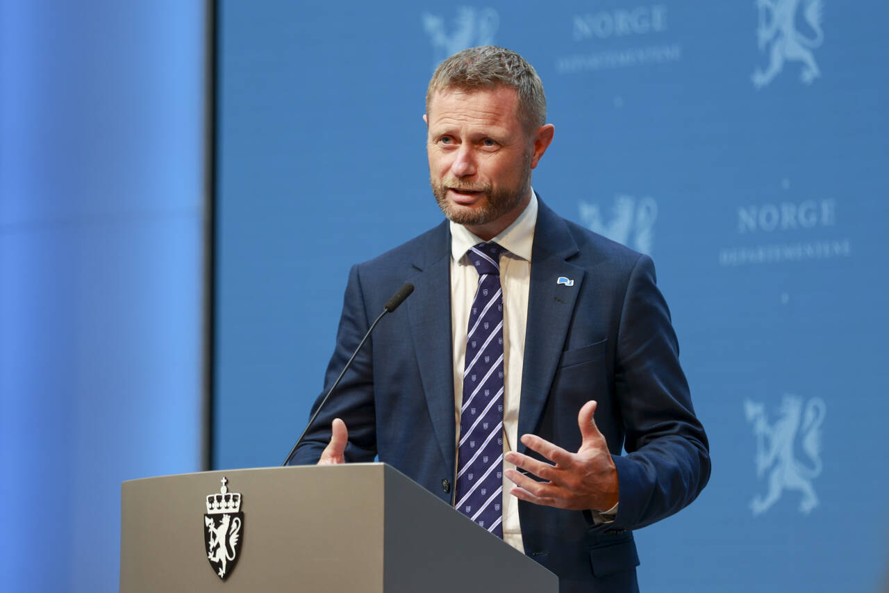 Helseminister Bent Høie (H) sier at regjeringen vil se nærmere på mulighetene for produksjon eller delproduksjon av vaksiner i Norge. Foto: Beate Oma Dahle / NTB