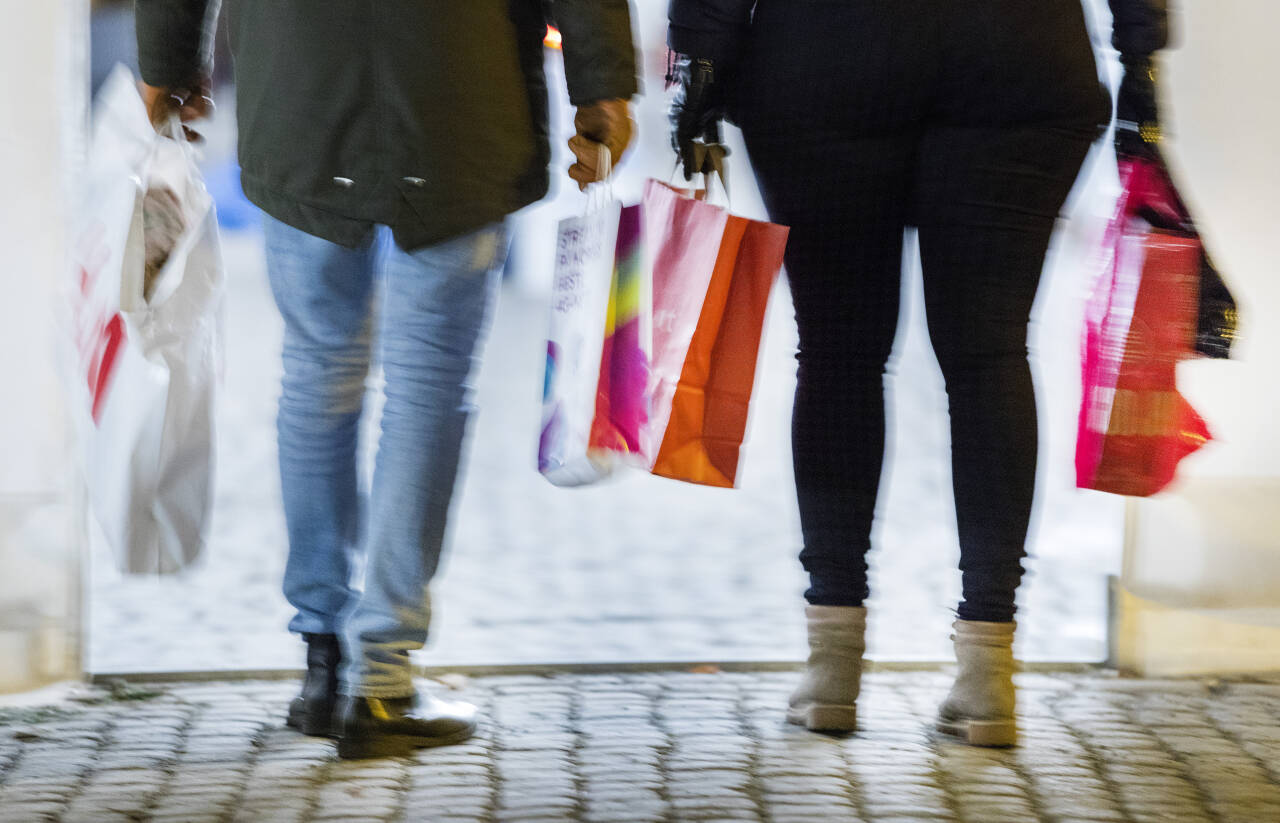 To personer ute på shopping. Foto: Gorm Kallestad / NTB