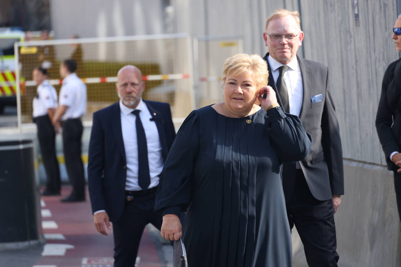 Statsminister Erna Solberg ankommer minnemarkeringen i regjeringskvartalet.Foto: Geir Olsen / NTB / POOL
