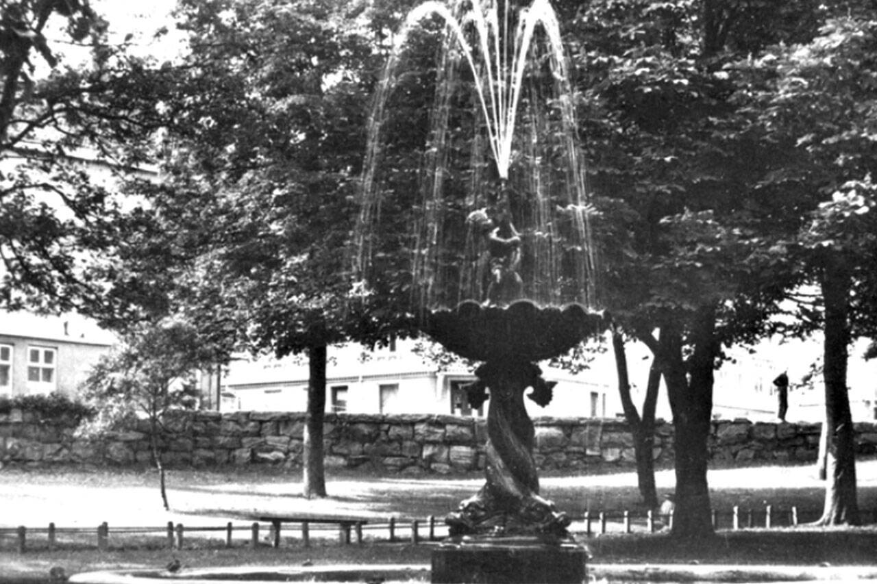 Fontenegutten i Øverparken på et postkort. Georg Sverdrup nr. 600. ca. 1925. Fra Nordmøre Museum sin fotosamling. Foto: Stiftelsen Nordmøre Museum