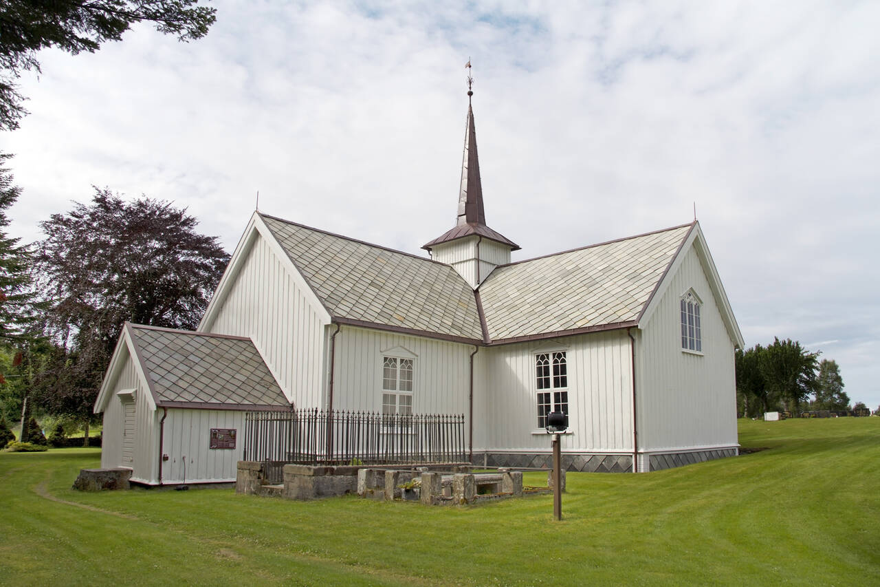 Bremens kirke har en historie helt tilbake til 1771. Foran kirken ser vi de gamle familiegravstedene til Leslie og Miln. Foto: Terje Holm