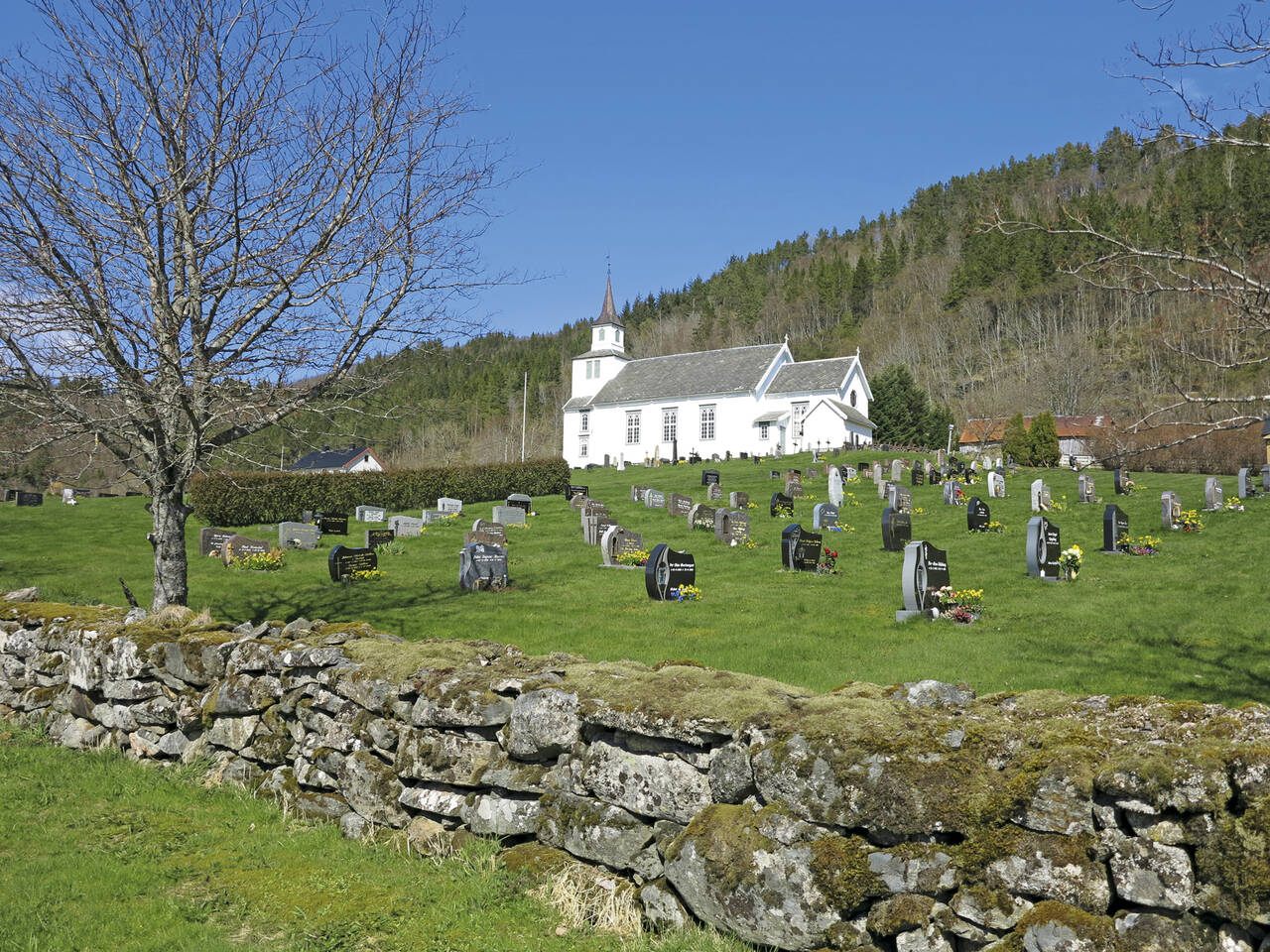 Kornstad kirke, et historisk og vakkert bygg fra 1871, som har en flott beliggenhet ved Kornstadfjorden. Foto: Terje Holm