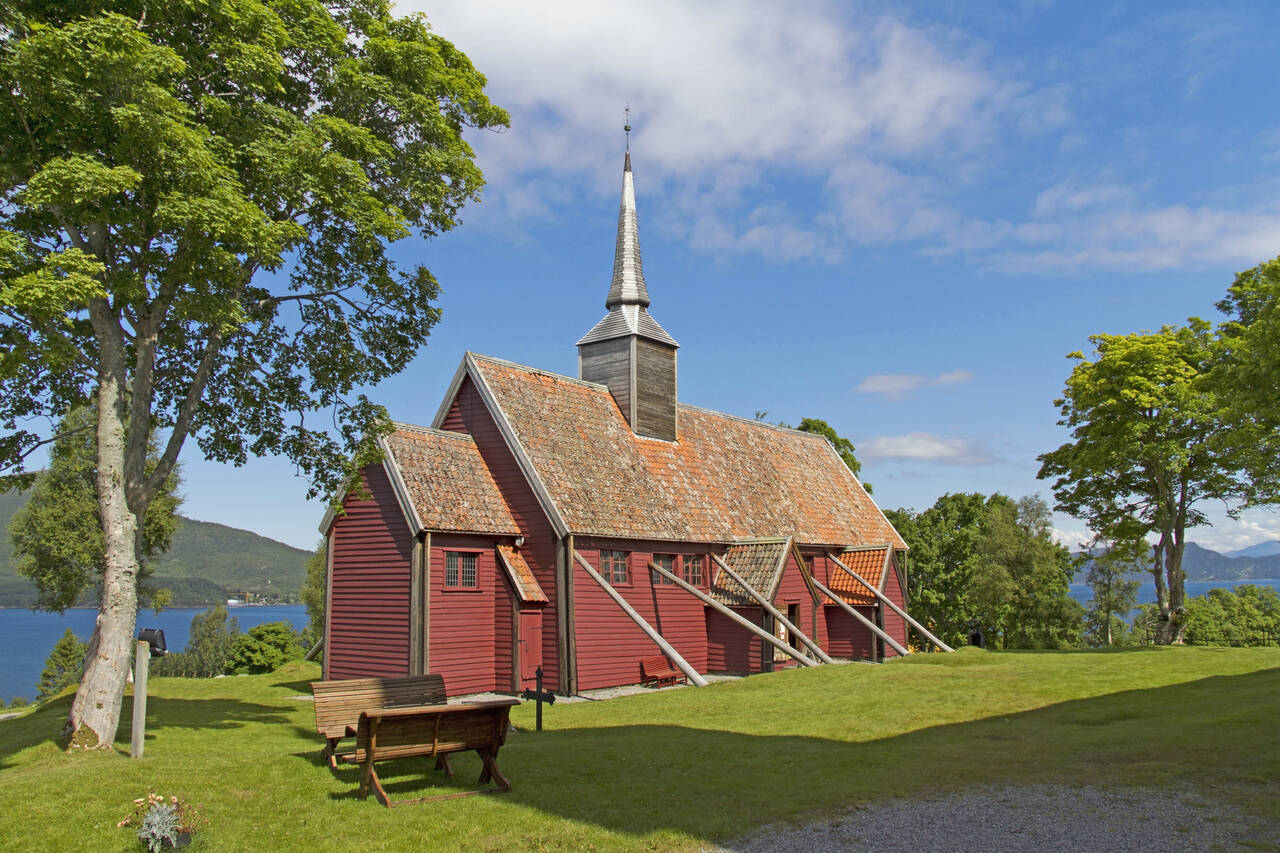Kvernes stavkirke – en kulturskatt på Nordmøre. Foto: Terje Holm