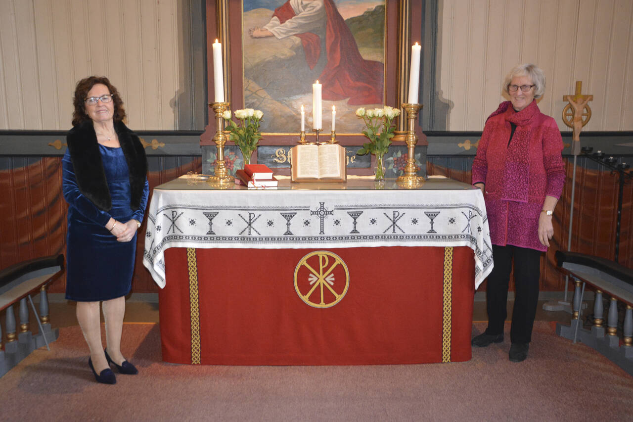 Ann-Kristin Sørvik (t.v.) og Bjørg Bergem har sydd og brodert nytt antependium til Kornstad kirke i jubileumsåret 2021. Foto: Ole Petter Raanes