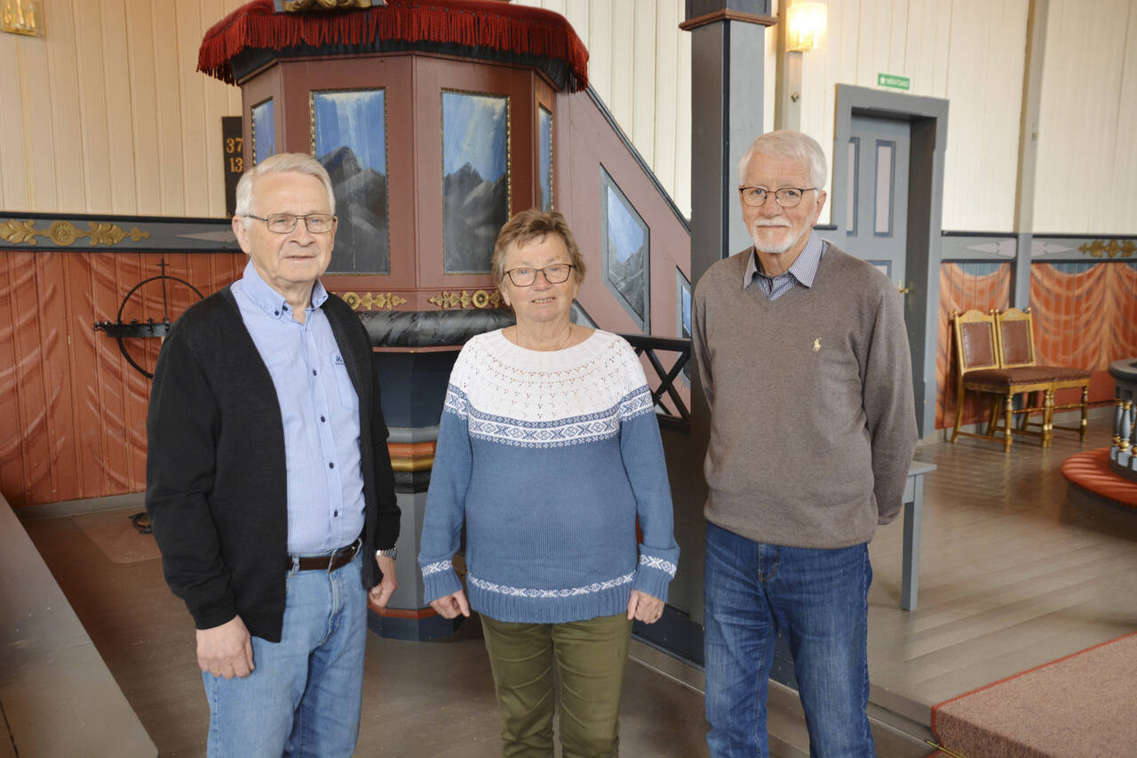 Redaksjonskomiteen ved Odd Magnar Fagereng (t.v.), Oddvei Raanes og Anders Kummervold har lagt ned et stort arbeid med jubileumsboken.