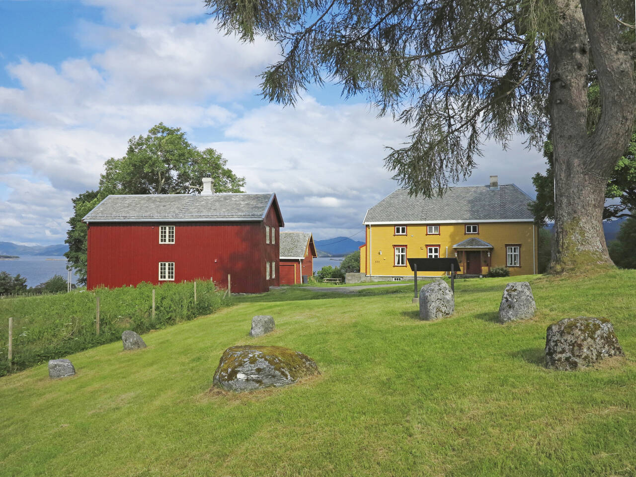 Borgstua og Prestegarden er en del av Kvernes kulturområde. Foto: Terje Holm
