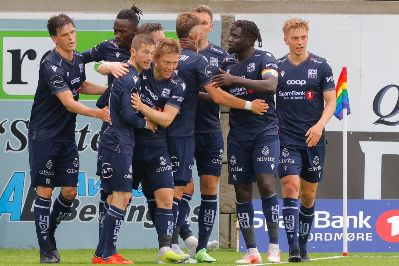 Torgil Gjertsen (midten) blir omfavnet etter å ha utlignet for Kristiansund i hjemmekampen mot Mjøndalen. Foto: Svein Ove Ekornesvåg / NTB